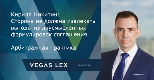 Руководителю юридической фирмы. Бизнес портрет мужской. Бизнесмен. Начальник за столом. Освещение в кабинете.
